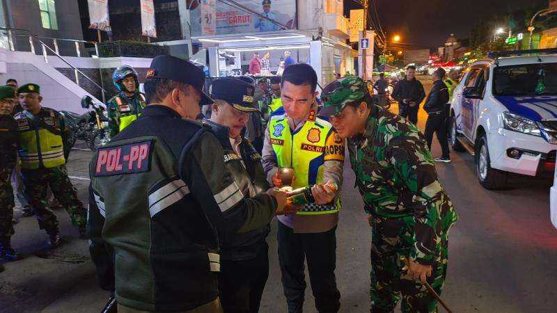 Gagalkan Peredaran Miras di Garut, Satpol PP Libatkan 190 Personil Gabungan